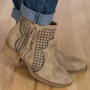 Very G Mata Vegab Suede Tan Tassle Back Zip Laser Cut Short Boots Womens size 9